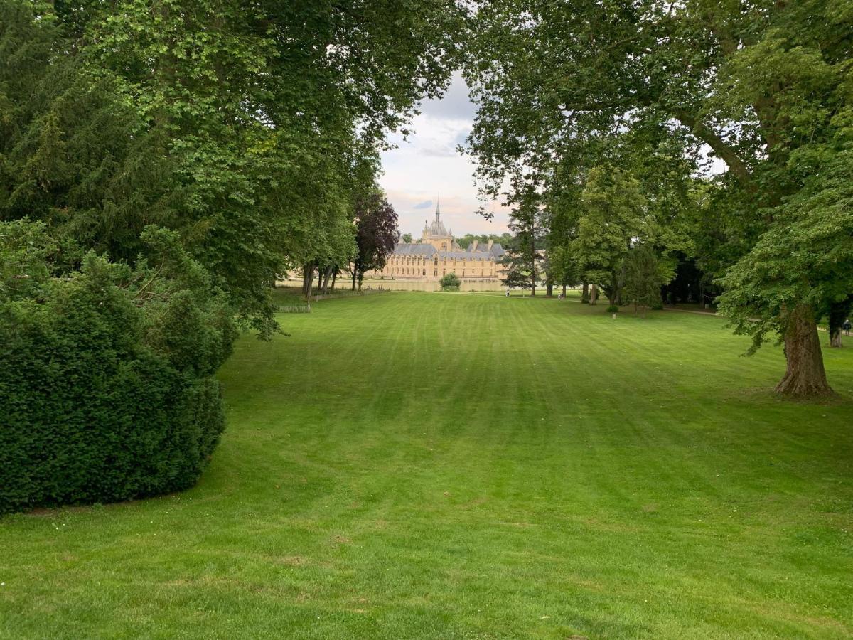 Joli appartement à Lamorlaye avec parking gratuit Esterno foto