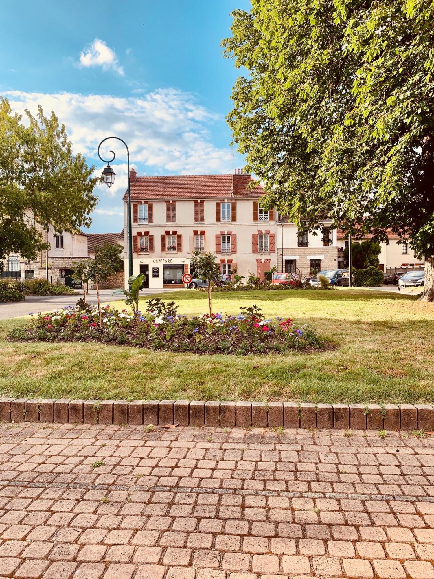 Joli appartement à Lamorlaye avec parking gratuit Esterno foto